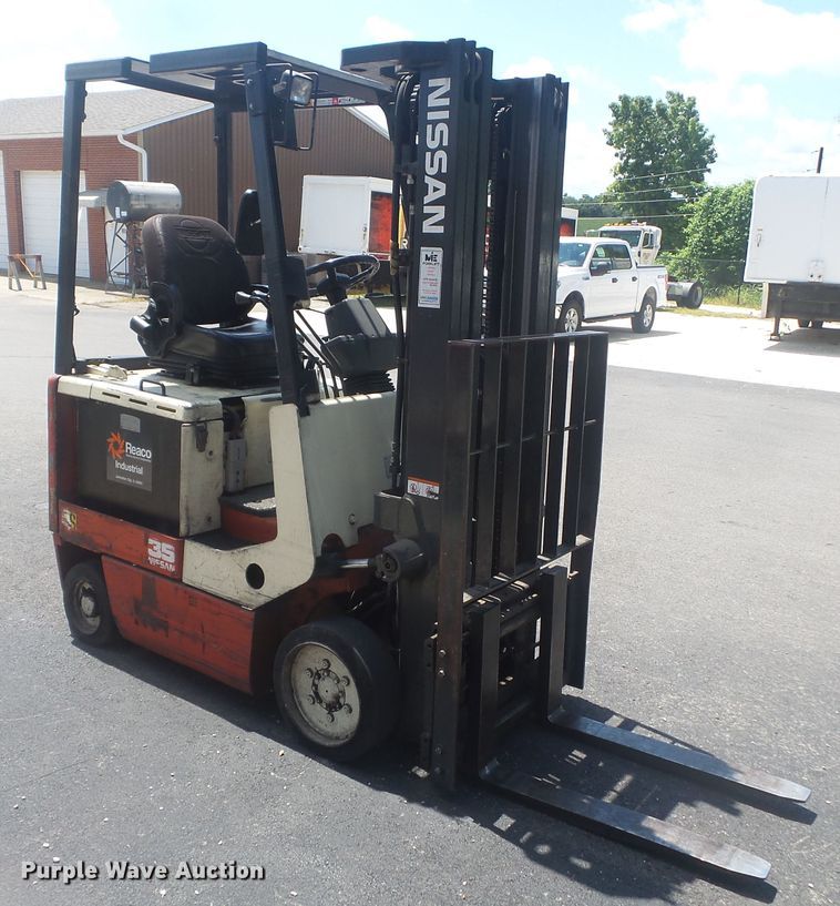 image for item DH3831 Nissan 35  forklift