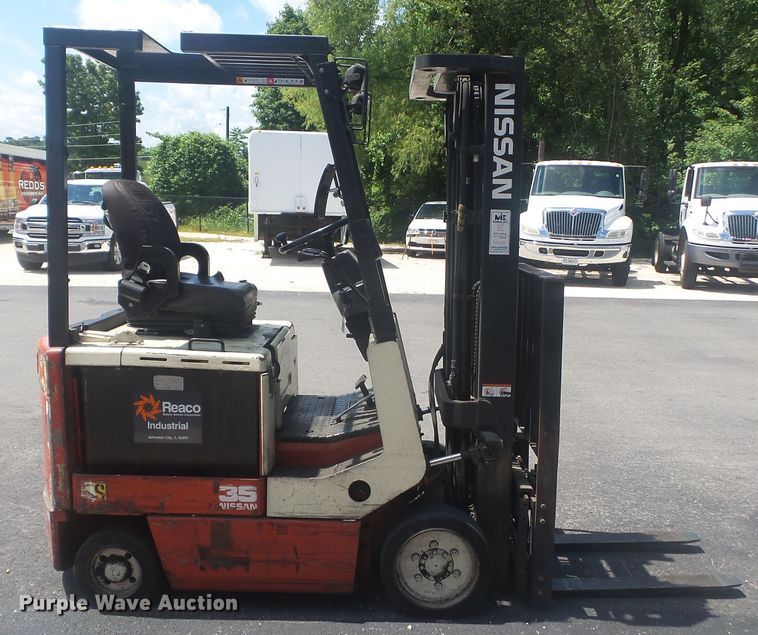 image for item DH3831 Nissan 35  forklift