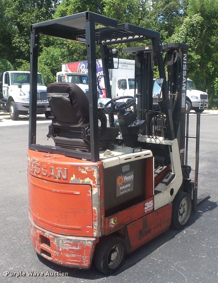 image for item DH3831 Nissan 35  forklift