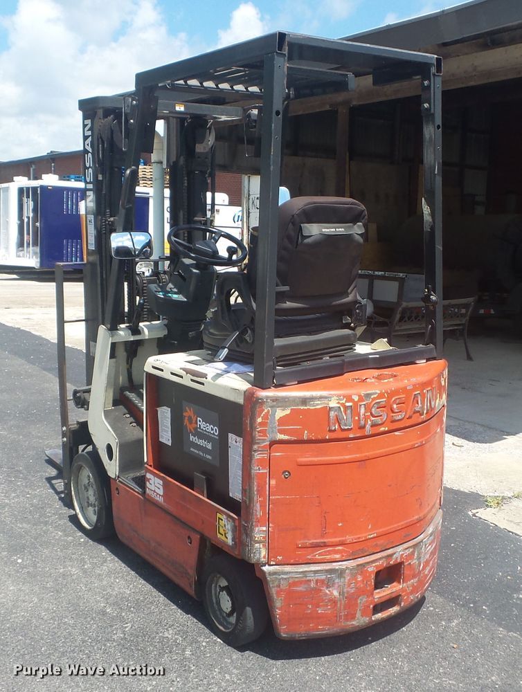 image for item DH3831 Nissan 35  forklift