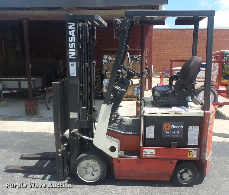 image for item DH3831 Nissan 35  forklift