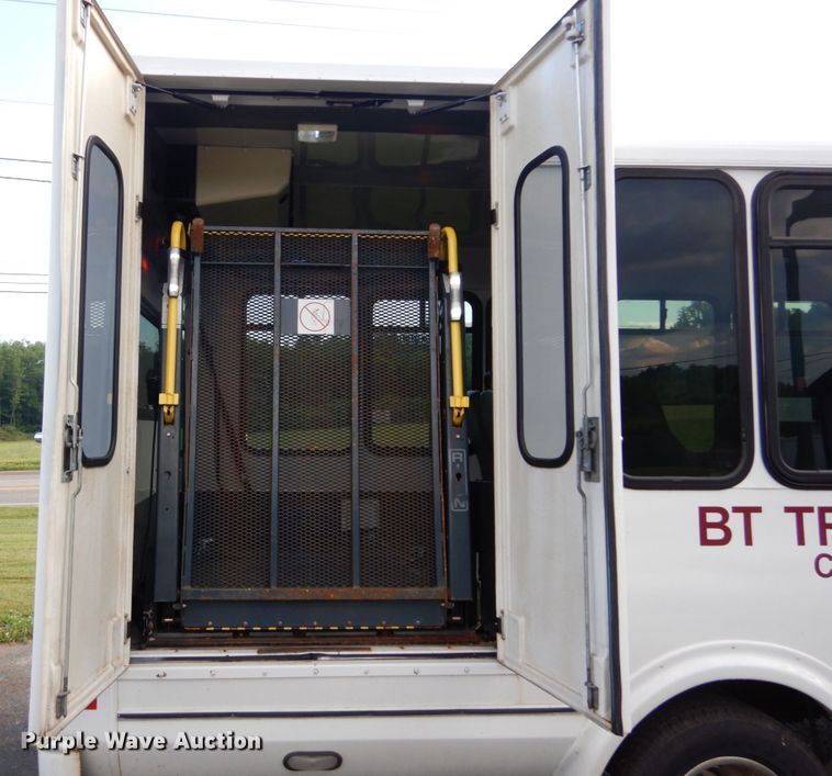 image for item DH5119 2010 Chevrolet Express G4500  shuttle bus