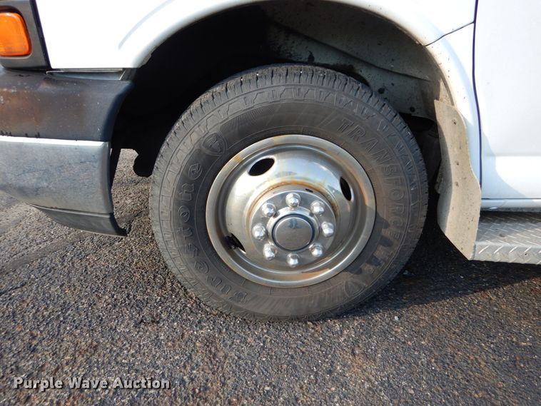 image for item DH5119 2010 Chevrolet Express G4500  shuttle bus