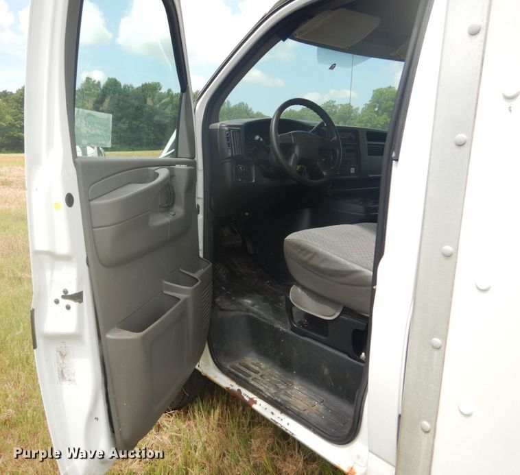 image for item DH5130 2005 Chevrolet Express 3500  delivery truck