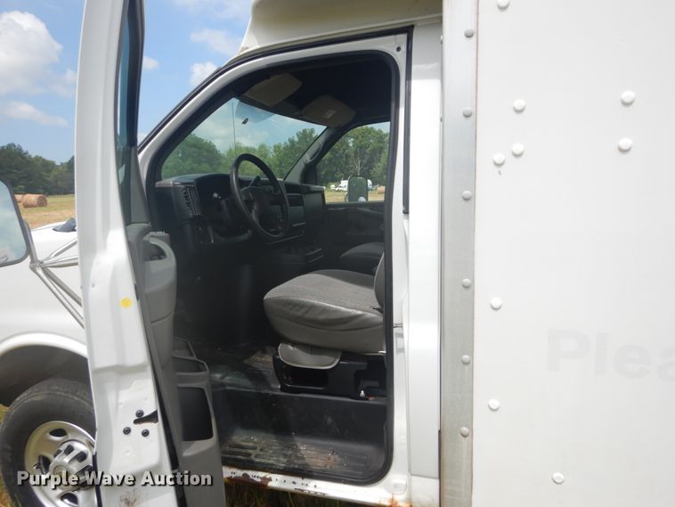 image for item DH5130 2005 Chevrolet Express 3500  delivery truck