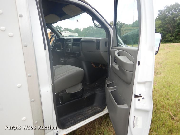 image for item DH5130 2005 Chevrolet Express 3500  delivery truck