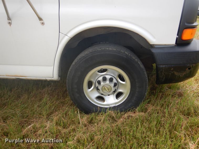 image for item DH5130 2005 Chevrolet Express 3500  delivery truck