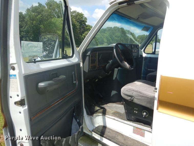 image for item DH5132 1990 Ford Econoline E350  ambulance