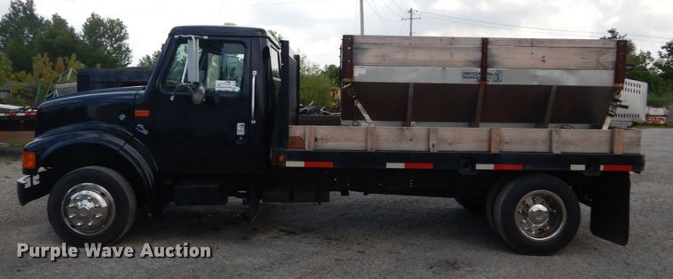 image for item DH5133 1999 International 4700  flatbed truck