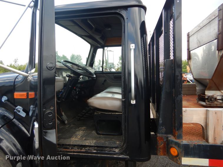 image for item DH5133 1999 International 4700  flatbed truck