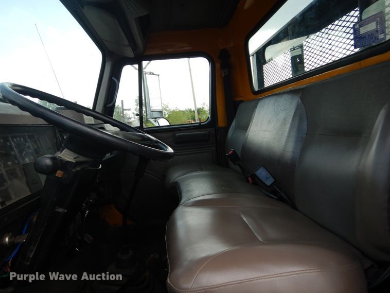 image for item DH5133 1999 International 4700  flatbed truck