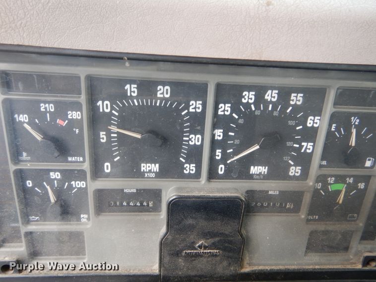 image for item DH5133 1999 International 4700  flatbed truck