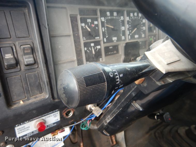 image for item DH5133 1999 International 4700  flatbed truck