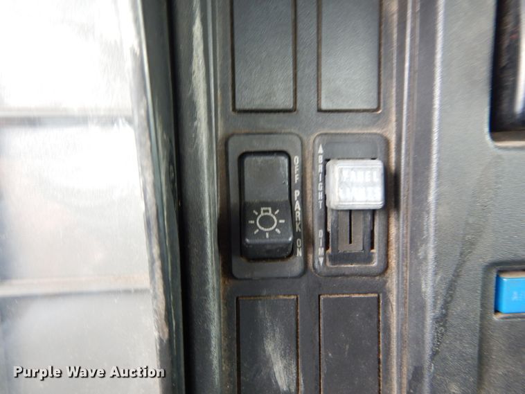 image for item DH5133 1999 International 4700  flatbed truck