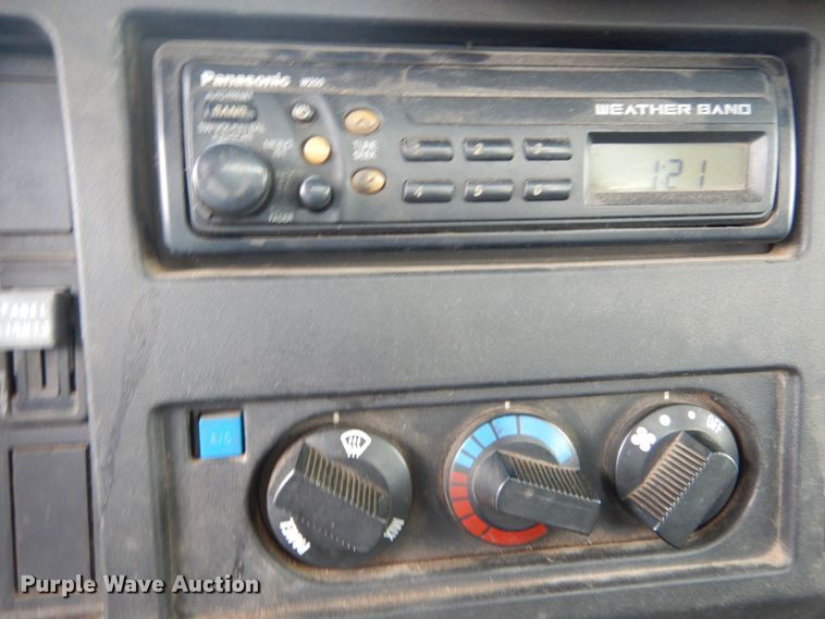 image for item DH5133 1999 International 4700  flatbed truck