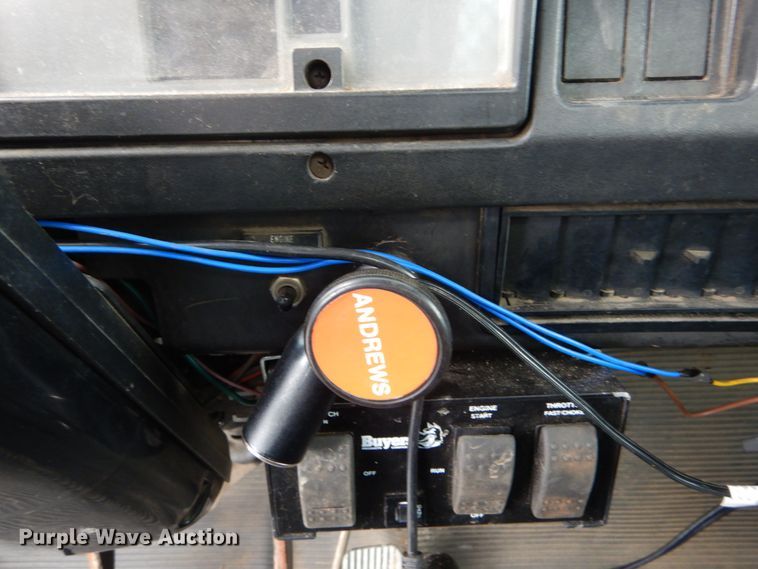 image for item DH5133 1999 International 4700  flatbed truck