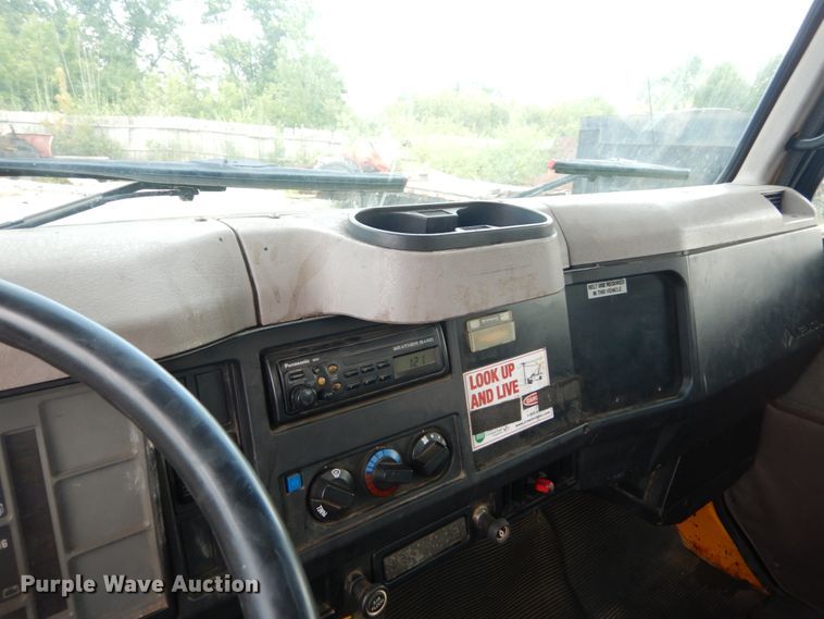 image for item DH5133 1999 International 4700  flatbed truck