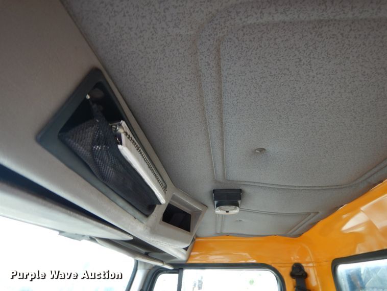 image for item DH5133 1999 International 4700  flatbed truck