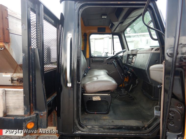 image for item DH5133 1999 International 4700  flatbed truck