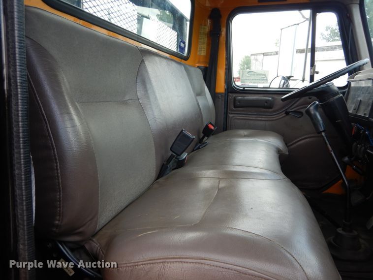 image for item DH5133 1999 International 4700  flatbed truck