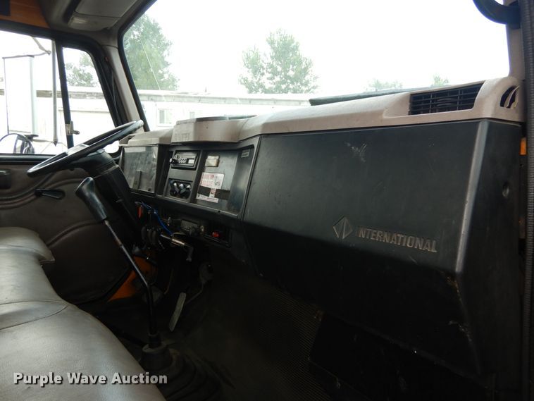 image for item DH5133 1999 International 4700  flatbed truck