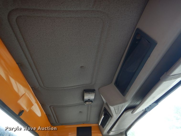 image for item DH5133 1999 International 4700  flatbed truck