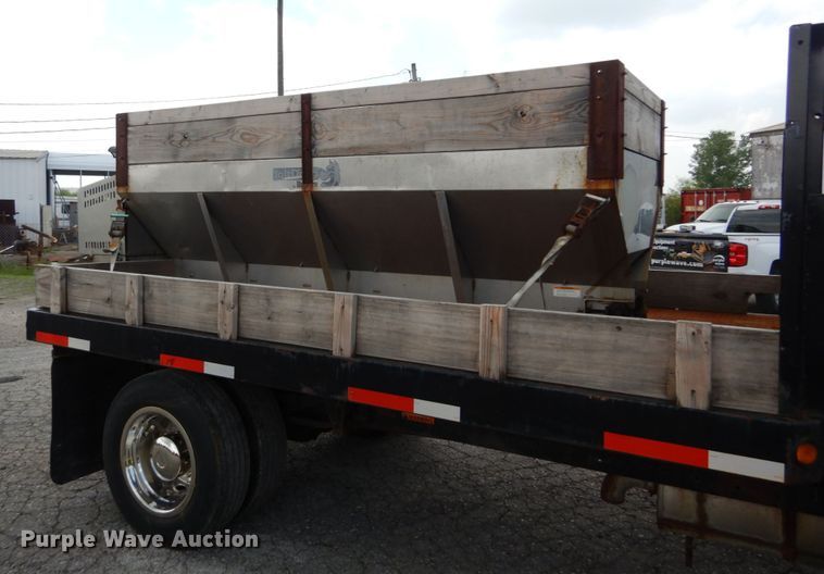 image for item DH5133 1999 International 4700  flatbed truck