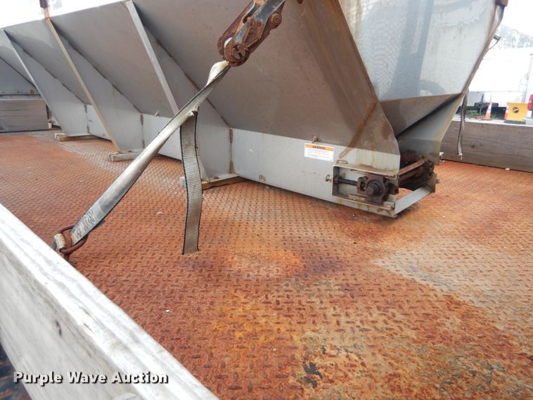 image for item DH5133 1999 International 4700  flatbed truck