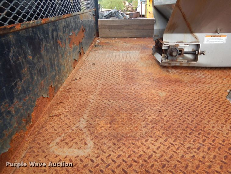 image for item DH5133 1999 International 4700  flatbed truck