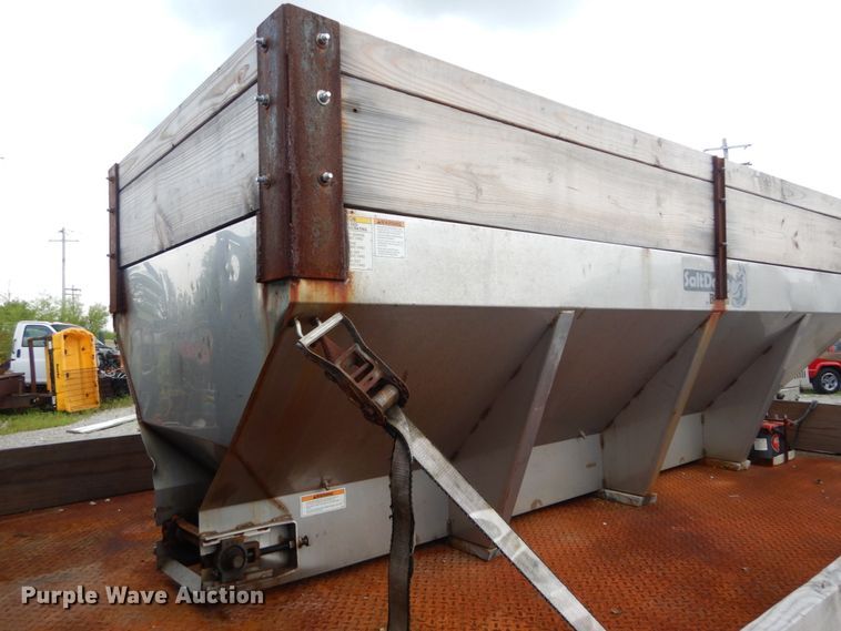 image for item DH5133 1999 International 4700  flatbed truck