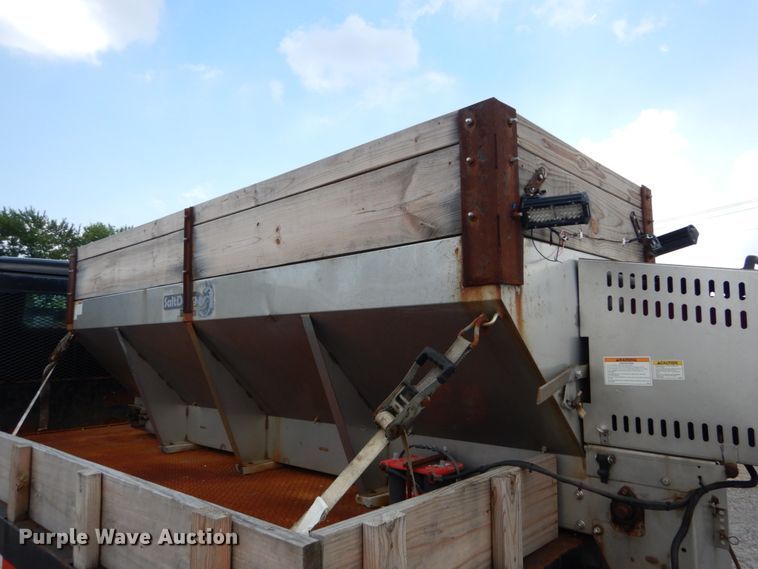 image for item DH5133 1999 International 4700  flatbed truck