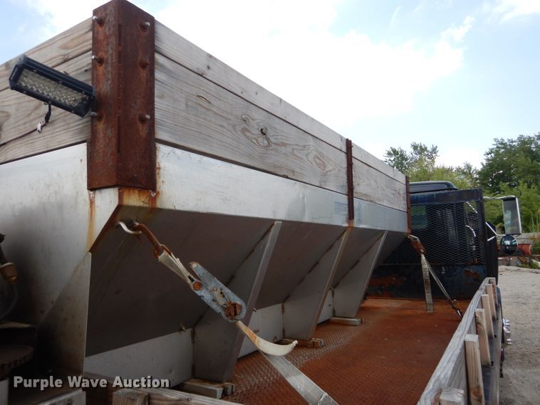 image for item DH5133 1999 International 4700  flatbed truck