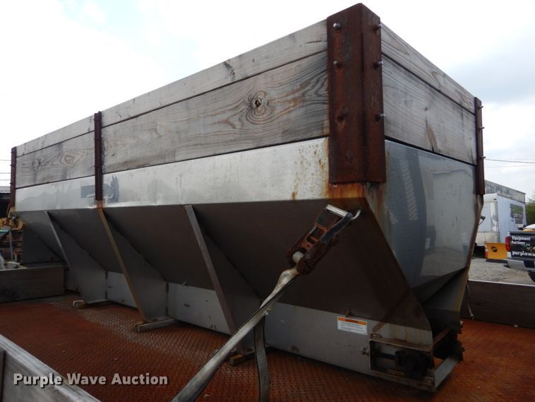 image for item DH5133 1999 International 4700  flatbed truck