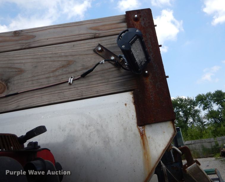 image for item DH5133 1999 International 4700  flatbed truck