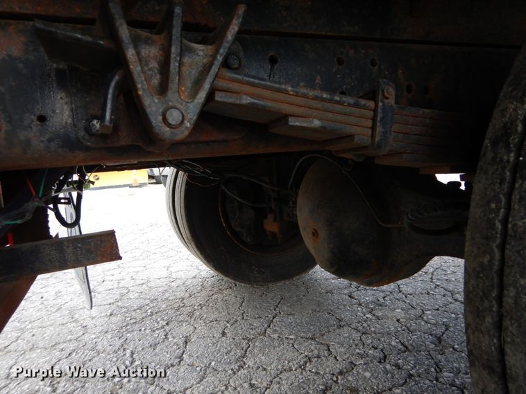 image for item DH5133 1999 International 4700  flatbed truck