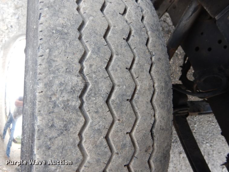 image for item DH5133 1999 International 4700  flatbed truck