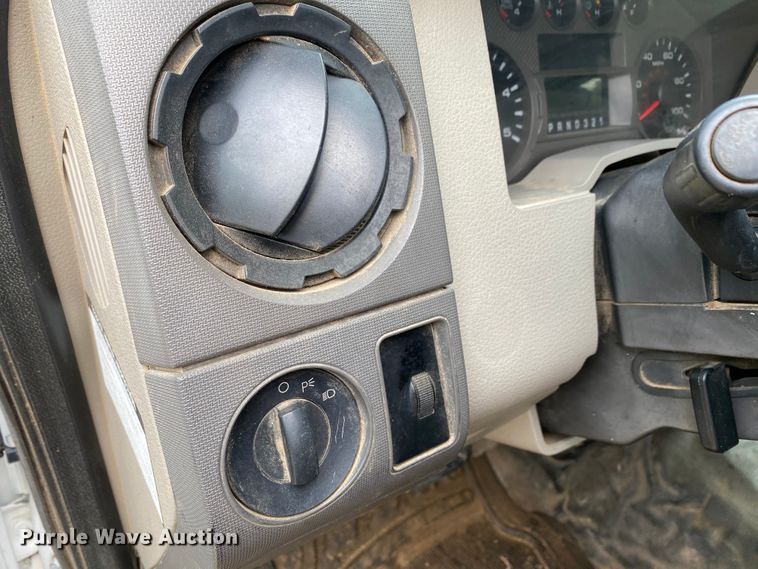 image for item DI8751 2008 Ford F550 Super Duty XL  Crew Cab flatbed truck