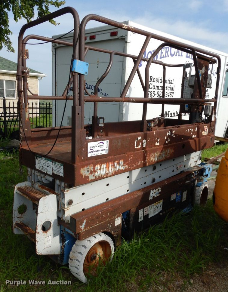 image for item DJ4293 1999 Genie  scissor lift