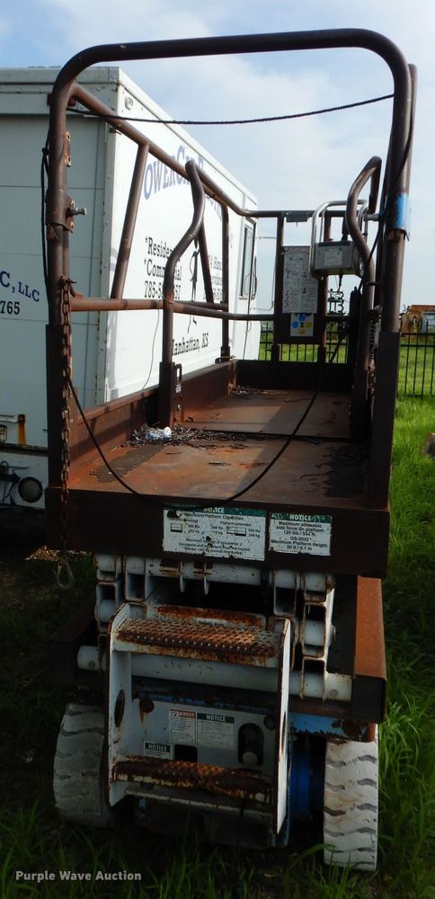 image for item DJ4293 1999 Genie  scissor lift