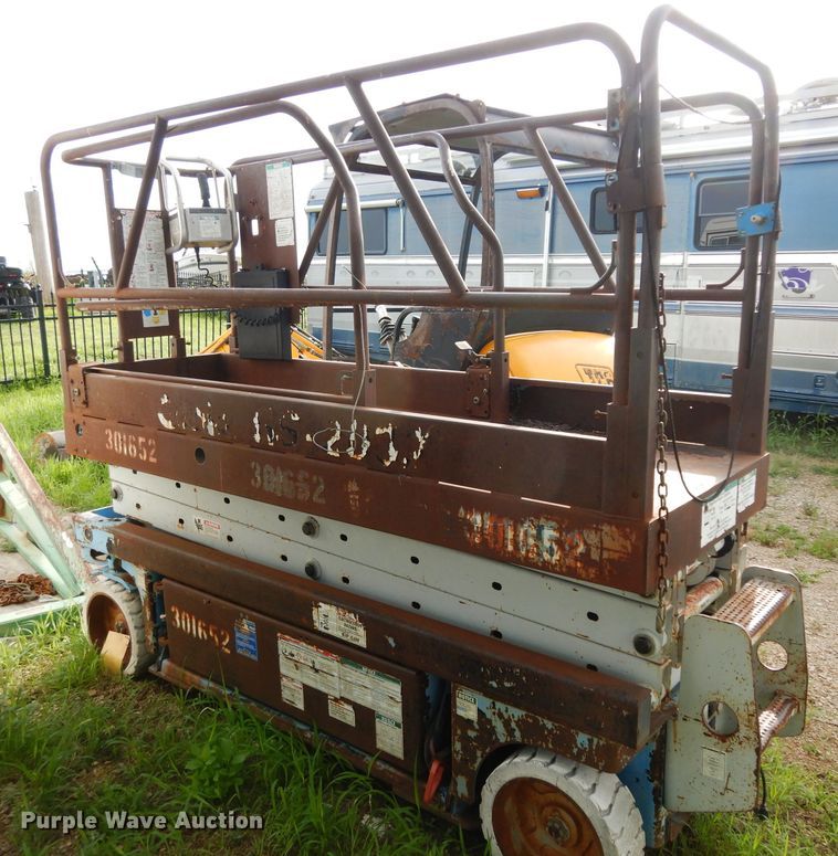 image for item DJ4293 1999 Genie  scissor lift