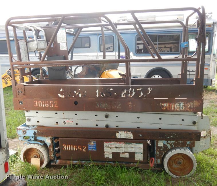 image for item DJ4293 1999 Genie  scissor lift