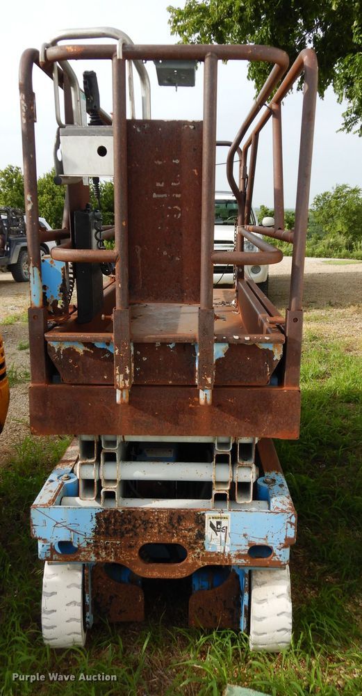 image for item DJ4293 1999 Genie  scissor lift