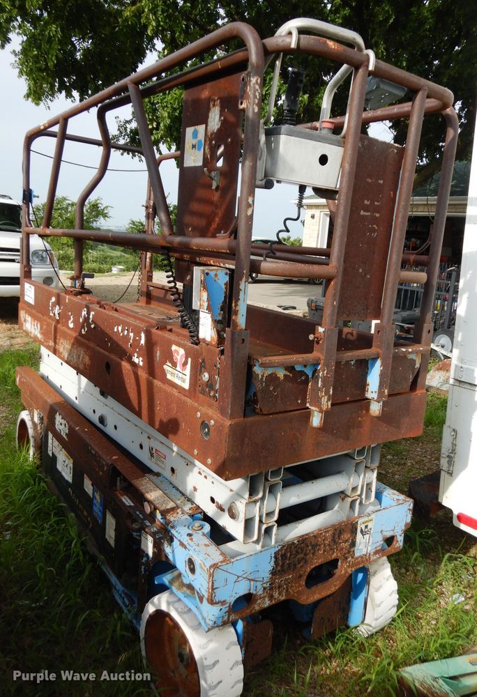 image for item DJ4293 1999 Genie  scissor lift