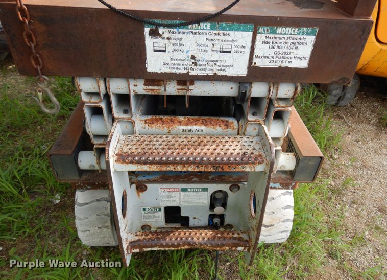 image for item DJ4293 1999 Genie  scissor lift