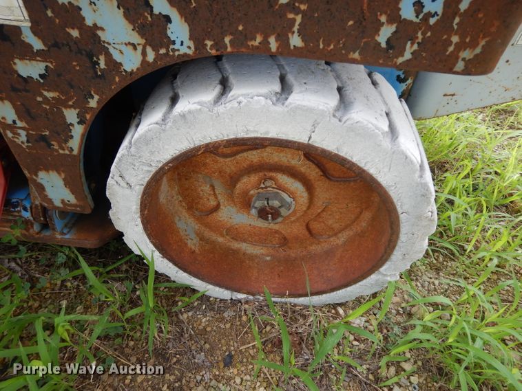 image for item DJ4293 1999 Genie  scissor lift