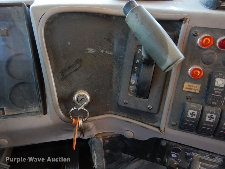 image for item DJ4306 2004 International FE300  school bus