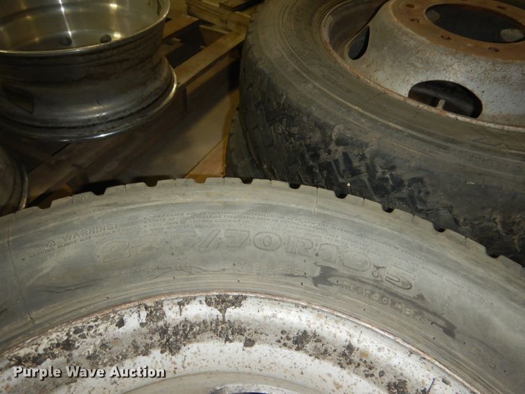 image for item FA9392 (4) Hankook 225/70R19.5 tires and wheels