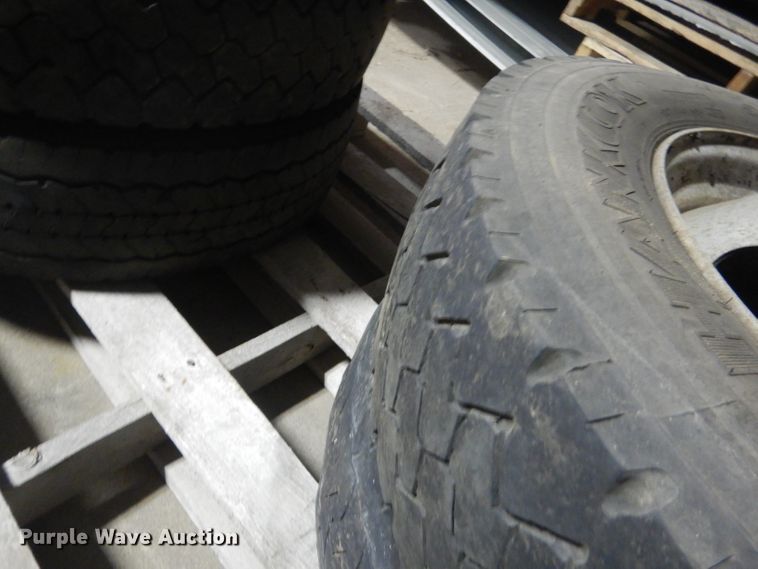 image for item FA9403 (4) Hankook 225/70R19.5 tires and wheels