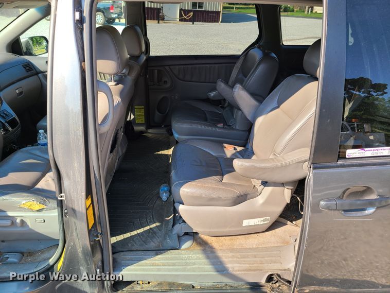 image for item GT9171 2005 Toyota Sienna XLE  van