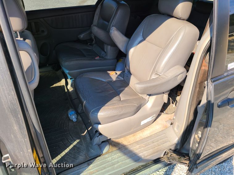 image for item GT9171 2005 Toyota Sienna XLE  van